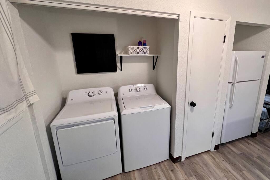 Chic & Cozy 2 Bedroom - 1 Bathroom - Rated Best イーグル・パス エクステリア 写真
