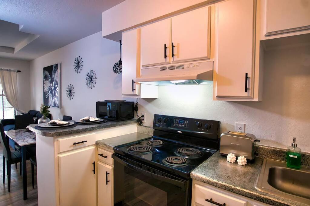 Chic & Cozy 2 Bedroom - 1 Bathroom - Rated Best イーグル・パス エクステリア 写真