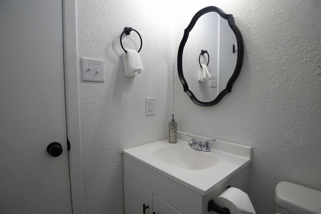 Chic & Cozy 2 Bedroom - 1 Bathroom - Rated Best イーグル・パス エクステリア 写真
