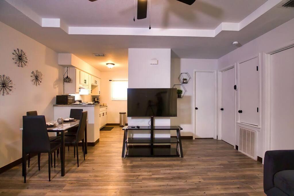 Chic & Cozy 2 Bedroom - 1 Bathroom - Rated Best イーグル・パス エクステリア 写真