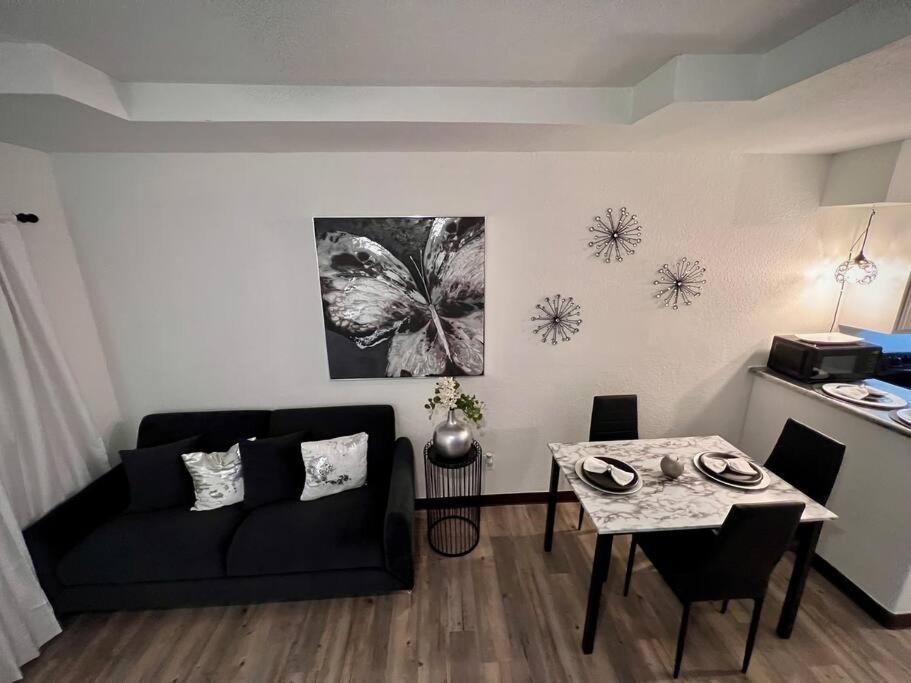 Chic & Cozy 2 Bedroom - 1 Bathroom - Rated Best イーグル・パス エクステリア 写真