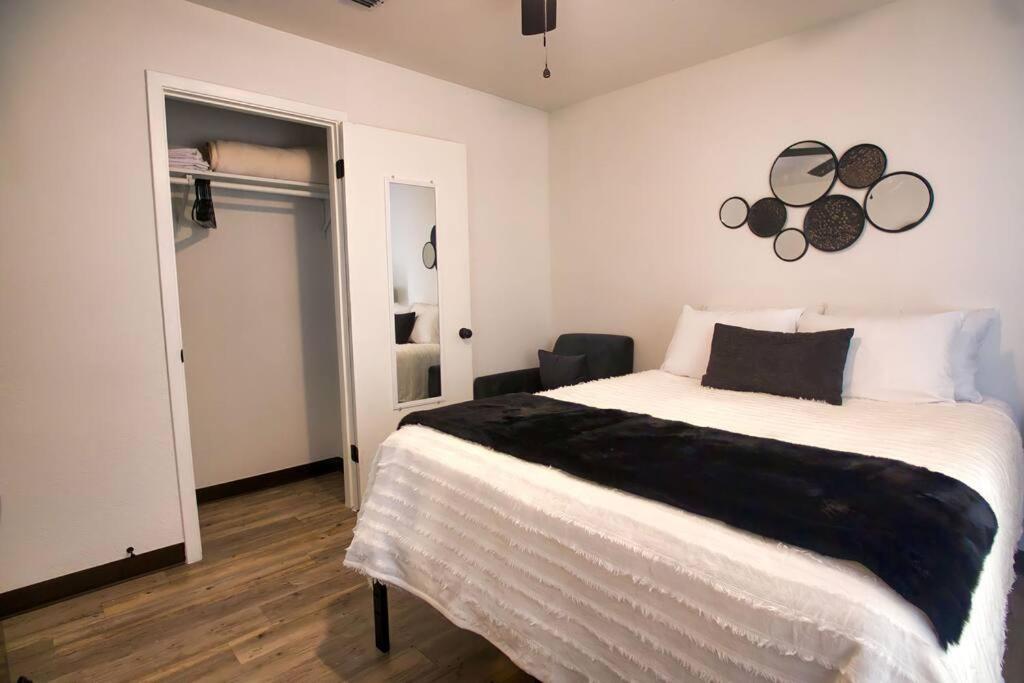 Chic & Cozy 2 Bedroom - 1 Bathroom - Rated Best イーグル・パス エクステリア 写真