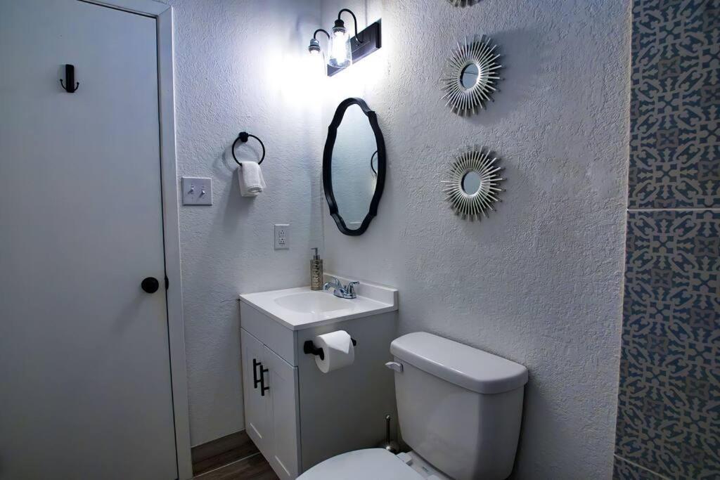 Chic & Cozy 2 Bedroom - 1 Bathroom - Rated Best イーグル・パス エクステリア 写真