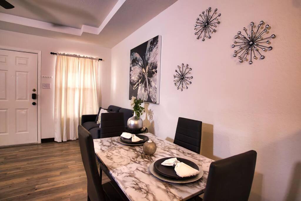 Chic & Cozy 2 Bedroom - 1 Bathroom - Rated Best イーグル・パス エクステリア 写真