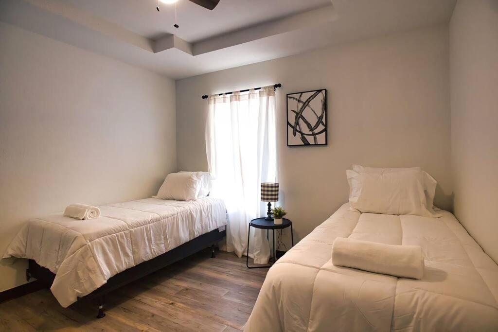 Chic & Cozy 2 Bedroom - 1 Bathroom - Rated Best イーグル・パス エクステリア 写真